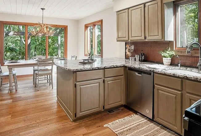 120 Petit Big Canoe Staging Project. Agent: Margot Weatherford EXP Realty. Thrifted furnishings.